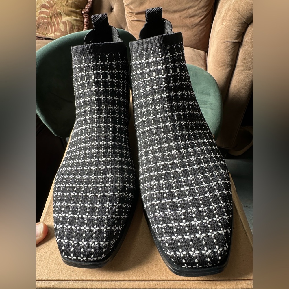 Vivaia boots size US 9.5